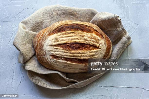 littlebourne, kent, england, uk. 13 may 2022. freshly baked sourdough bread. - pane a lievito naturale foto e immagini stock