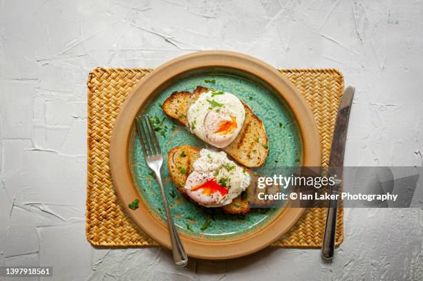 littlebourne, kent, england, uk. 15 may 2022. poached eggs on toast. - pochiert stock-fotos und bilder