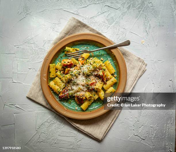 littlebourne, kent, england, uk. 4 may 2022. chicken rigatoni with wild garlic and walnut pesto. - cibi e bevande artigianali foto e immagini stock