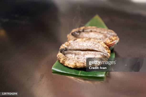 pan-fry abalone on teppanyaki - brown sauce foto e immagini stock