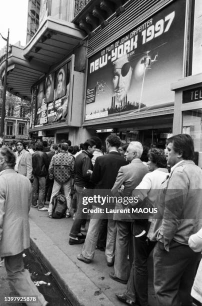 File d'attente devant le cinéma 'Paramount Opéra' à Paris, le 16 septembre 1981.
