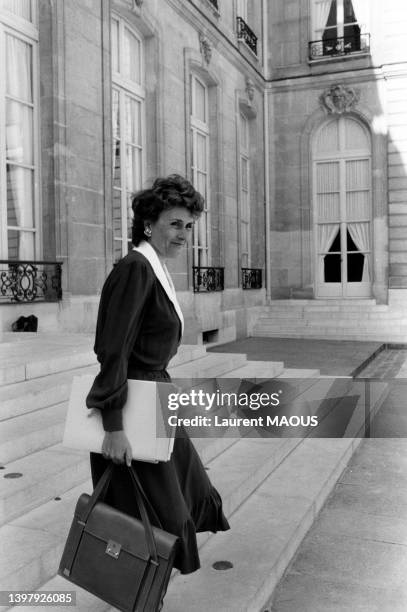 Edith Cresson, ministre du commerce et du tourisme, à sa sortie d'un conseil des ministres à Paris le 25 avril 1984