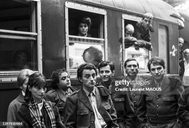 Evelyne Bouix, Jacques Villeret, Richard Bohringer et Robert Hossein sur le tournage du film 'Les Uns et les Autres', en juillet 1980.