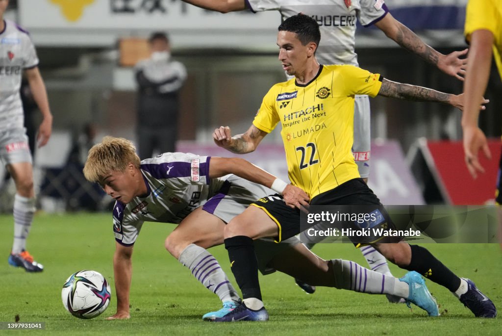Dodi of Kashiwa Reysol and Kazuki Tanaka of Kyoto Sanga F.C. compete ...