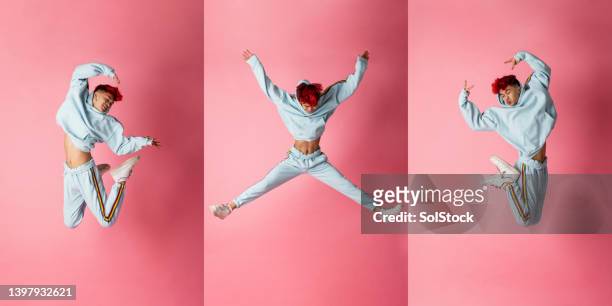 jumping für freude - trainingsanzug stock-fotos und bilder