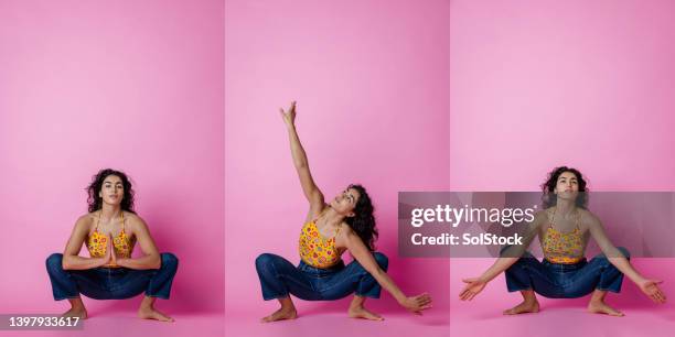 encontrar la paz interior y la tranquilidad - yogi fotografías e imágenes de stock