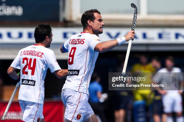 Alvaro Iglesias celebrates a goal of Joaquin Menini of Spain during the FIH Pro League hockey match played between Spain and France at Estadio Betero...