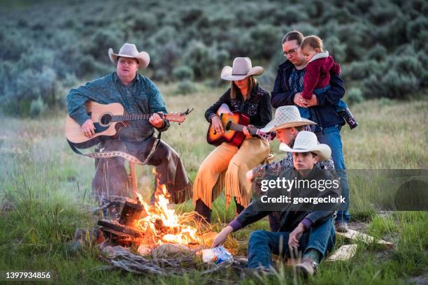 wild west campfire sing song - jonge senioren in groep stockfoto's en -beelden