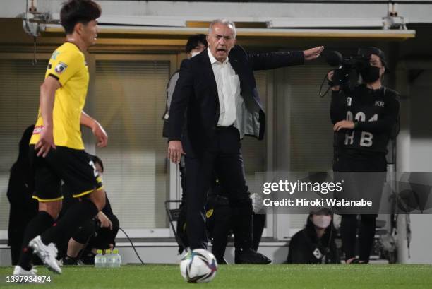 Nelsinho,coach of Kashiwa Reysol looks on during the J.LEAGUE YBC Levain Cup Group C match between Kashiwa Reysol and Kyoto Sanga F.C. At SANKYO...