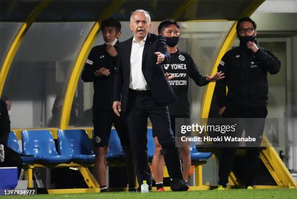 Nelsinho,coach of Kashiwa Reysol looks on during the J.LEAGUE YBC Levain Cup Group C match between Kashiwa Reysol and Kyoto Sanga F.C. At SANKYO...