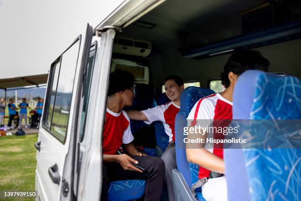 squadra di calciatori che arrivano per allenarsi in un furgone - calcio di squadra foto e immagini stock