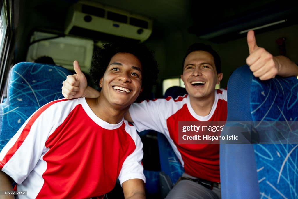 Futbolistas felices llegando a practicar en una furgoneta y sonriendo