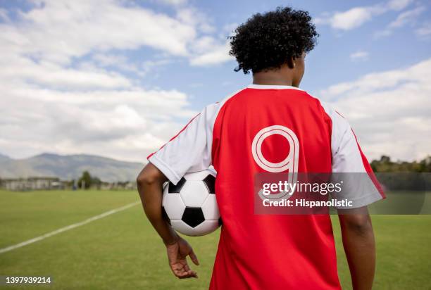 joueur de football prêt pour un lancer - side lines photos et images de collection