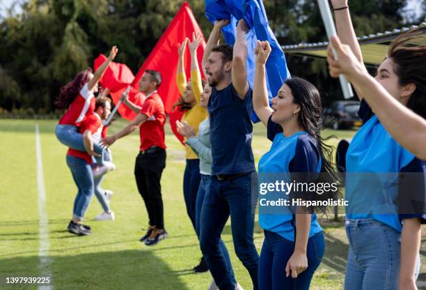 felices aficionados al fútbol animando a sus equipos - subs bench fotografías e imágenes de stock