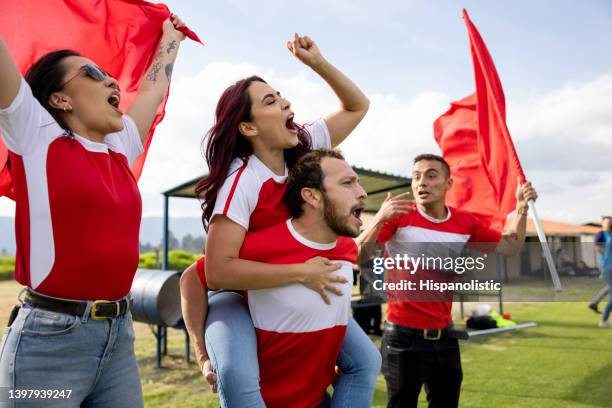 felices aficionados al fútbol animando a su equipo en un partido - subs bench fotografías e imágenes de stock