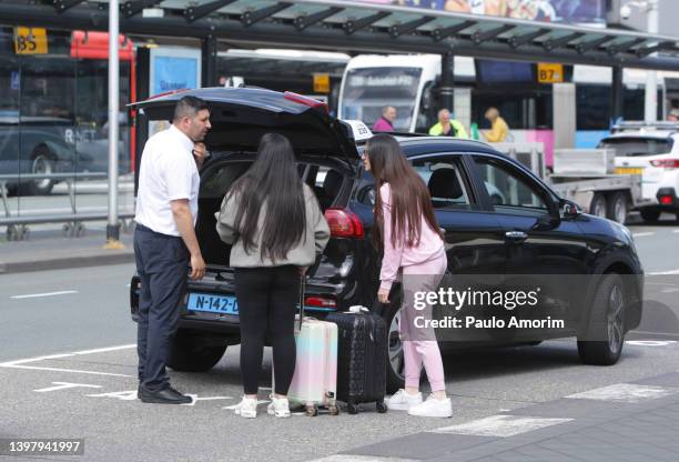 daily life schiphol airport in amsterdam - taxiing stock pictures, royalty-free photos & images