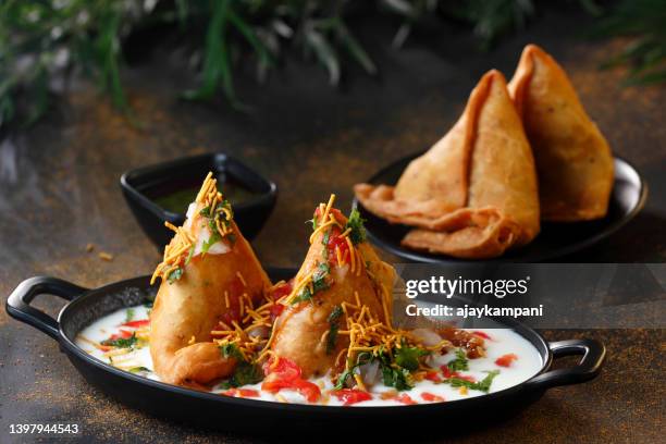 curd samosa chaat - samosa stock pictures, royalty-free photos & images