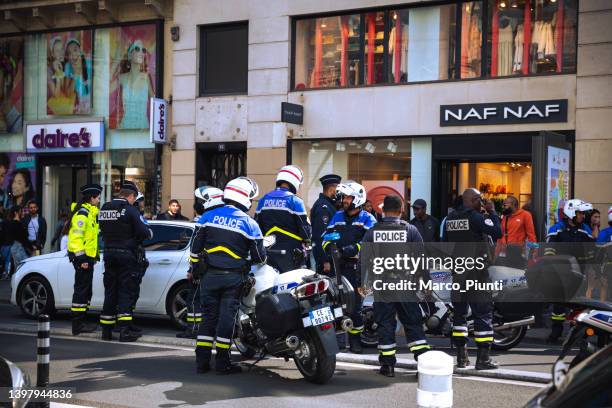 police on the street of city center of paris - paris attack 個照片及圖片檔