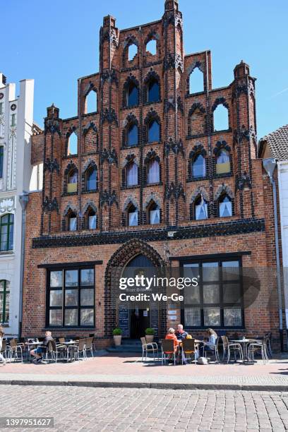 the restaurant "alter schwede" in an old brick gable house in the old town of wismar - wismar stock pictures, royalty-free photos & images