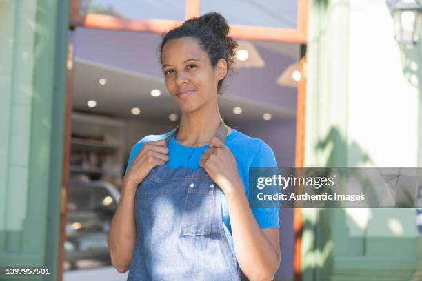 porträt einer glücklichen afroamerikanischen unternehmerin außerhalb der patisserie - argentina portraits stock-fotos und bilder