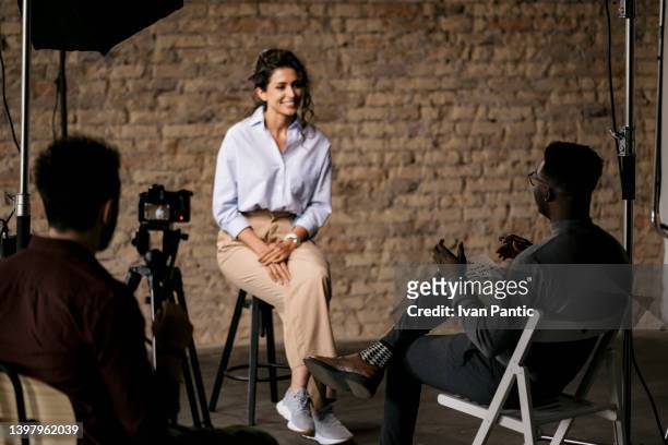 スタジオで若い女性にインタビューするジャーナリスト - audition ストックフォトと画像