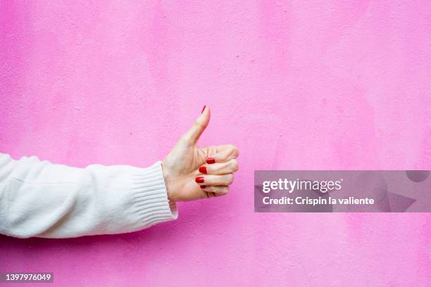 hand of elderly woman, hand sign - thumbs up - okサイン　女性 ストックフォトと画像