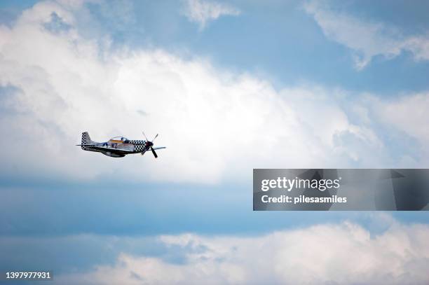 north american p-51 mustang straight and level - p 51 mustang stockfoto's en -beelden