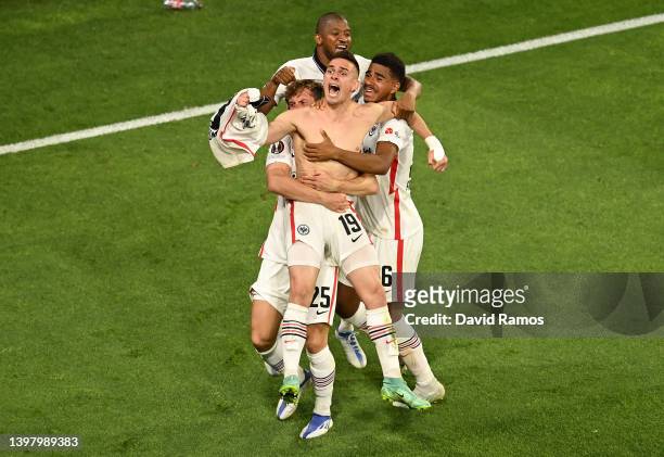 Rafael Santos Borre of Eintracht Frankfurt celebrates with teammates scoring their sides winning penalty in the penalty shoot out during the UEFA...