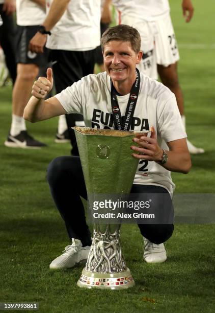 Oliver Glasner, Head Coach of Eintracht Frankfurt celebrates with the UEFA Europa League Trophy following their team's victory during the UEFA Europa...