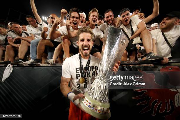 Kevin Trapp of Eintracht Frankfurt and fans celebrate with the UEFA Europa League Trophy following their sides victory in the UEFA Europa League...