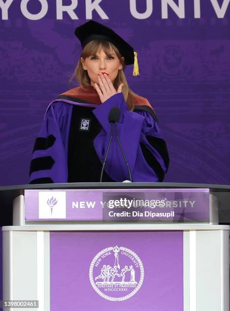 Taylor Graduation 12,688 Taylor University Stock Photos, High-Res Pictures, and Images ...
