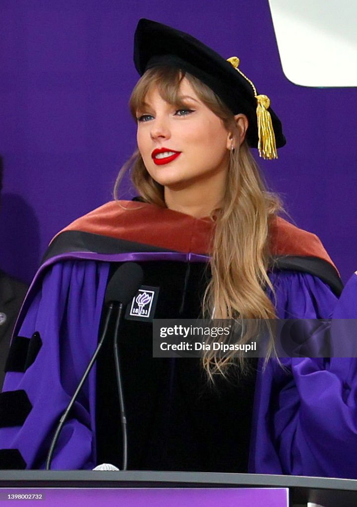Taylor Swift Delivers New York University 2022 Commencement Address...