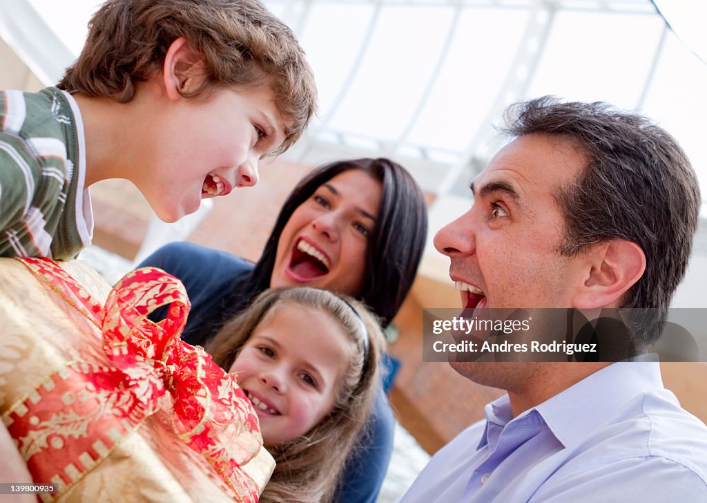 Hispanische Vater und Sohn, die uns zum Geburtstag Geschenk