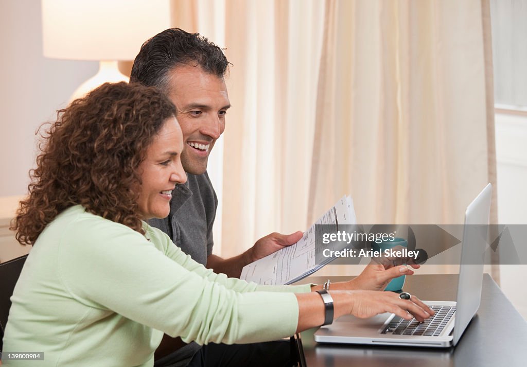 Hispânico Casal pagar contas on-line em