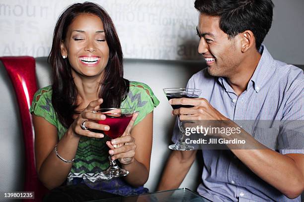 casal beber cocktails no clube noturno - encontro entre desconhecidos imagens e fotografias de stock