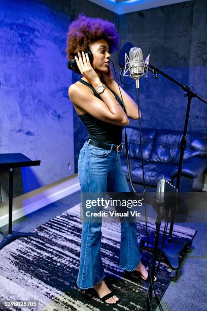 natural beauties, natural hair fun in recording studio 39 - sängerin stock-fotos und bilder