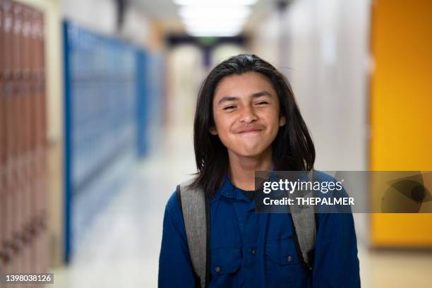 陽気な高校生ティーンエイジャー笑顔 - indian school students ストックフォトと画像