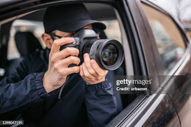 paparazzi photographer taking photos from car - police camera stockfoto's en -beelden