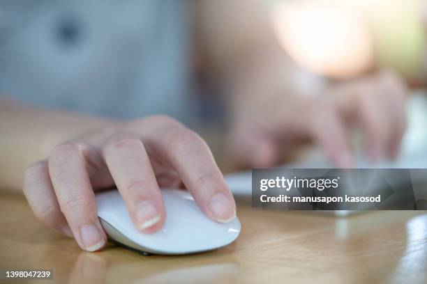 hands of woman using computer keyboard and mouse - close up computer mouse stockfoto's en -beelden