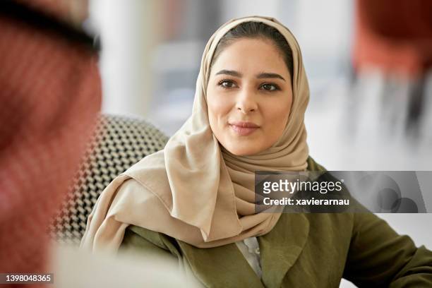 over the shoulder portrait of saudi woman in late 20s - cultura do médio oriente imagens e fotografias de stock