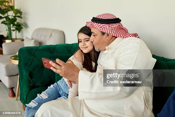 zwei generationen saudischer familie machen ein selfie - arabian girl kissing stock-fotos und bilder