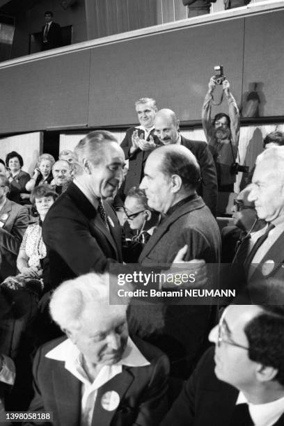 Le premier ministre Shimon Peres salue le premier secrétaire du parti socialiste François Mitterrand à la convention du parti travailliste israélien,...