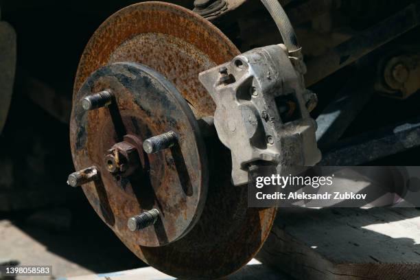 an old rusty wheel hub. car parts, car repair in an auto repair shop. close-up. - georgia steel 個照片及圖片檔