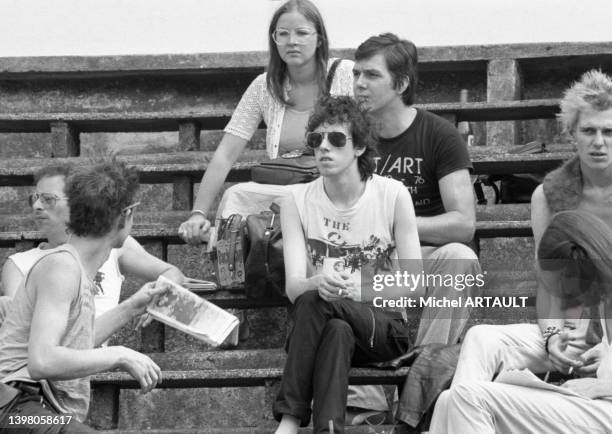 Le guitariste et chanteur du groupe "The Clash" Mick Jones et le guitariste Paul Simonon participent au Festival de musique Punk dans les arènes de...