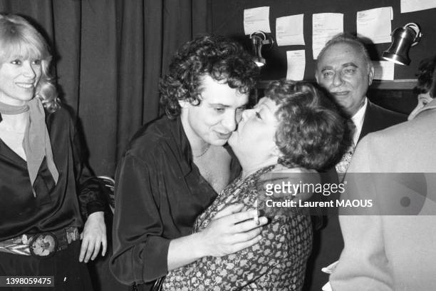 Le chanteur Michel Sardou et sa mère, Jackie Sardou, le 27 septembre 1976.