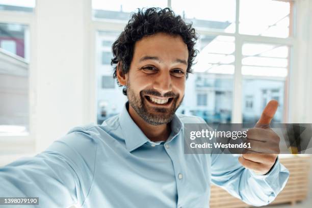 happy businessman gesturing thumbs up - selfie fotografías e imágenes de stock