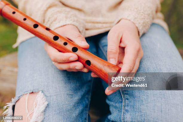 hands of woman holding clariphone - folk 個照片及圖片檔