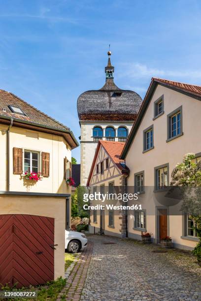 austria, vorarlberg, bregenz, cobblestone alley with martins chapel in background - vorarlberg stockfoto's en -beelden