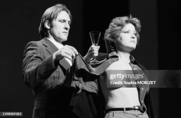 Acteur Gérard Depardieu et l'actrice Andréa Ferréol jouent dans la pièce "Les gens déraisonnables sont en voie de disparition", le 18 janvier 1978.