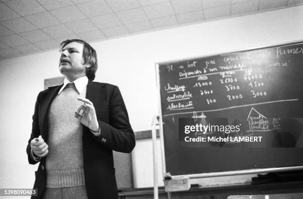 Pierre Robert, directeru du laboratoire d'énergie éolienne, s'adresse à un auditoire, le 26 février 1978.
